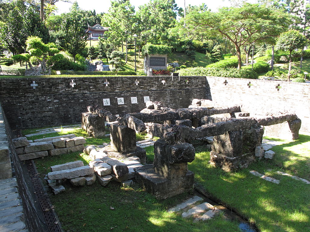 1024px-Kowloon_Walled_City_Park_Old_South_Gate_2010.jpg